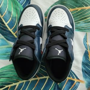 Boys size 1y Jordan's Blue and white Air Jordan